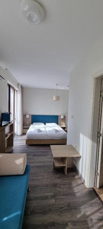 Llit o llits en una habitació de APPART HOTEL Tarsis NOVA SUNNY BEACH
