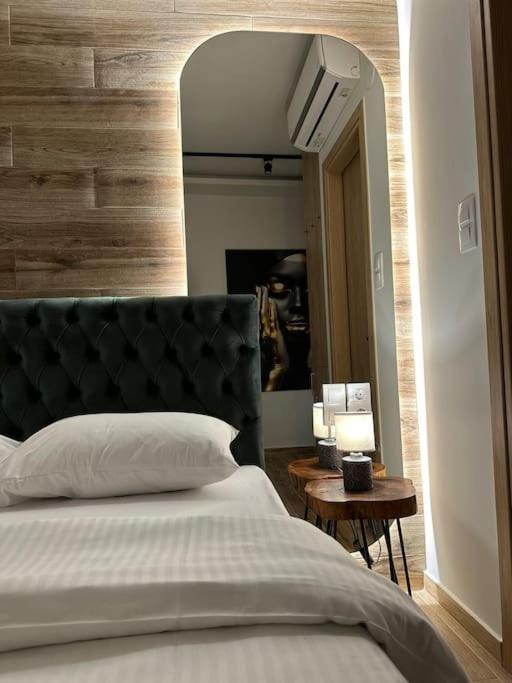 Postel nebo postele na pokoji v ubytování Ethra Suite 4
