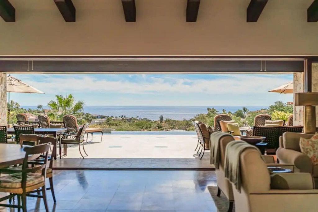 Der Swimmingpool an oder in der Nähe von Phenomenal Oceanview Villa in Puerto Los Cabos