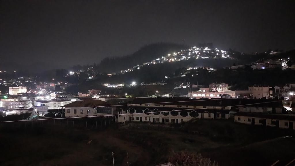 Nespecifikovaný výhled na hory nebo výhled na hory při pohledu z hotelu