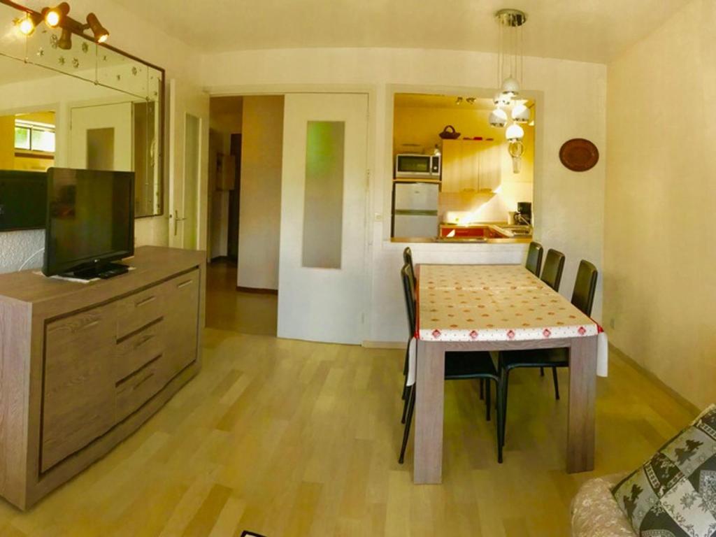 un salon avec une table et une cuisine dans l'établissement Bel Appartement à Villard de Lans, pour 6 Personnes, Proche Commerces - FR-1-515-18, à Villard-de-Lans