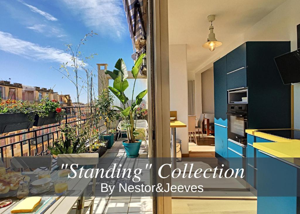uma cozinha com vista para uma varanda em Nestor&Jeeves - TOUCAN DUPLEX TERRACE - Hyper center - Top floor em Nice