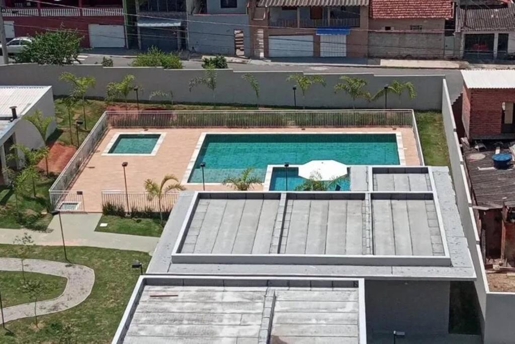 - une vue sur la piscine située dans un bâtiment dans l'établissement Apartamento Oásis Itú, à Itu