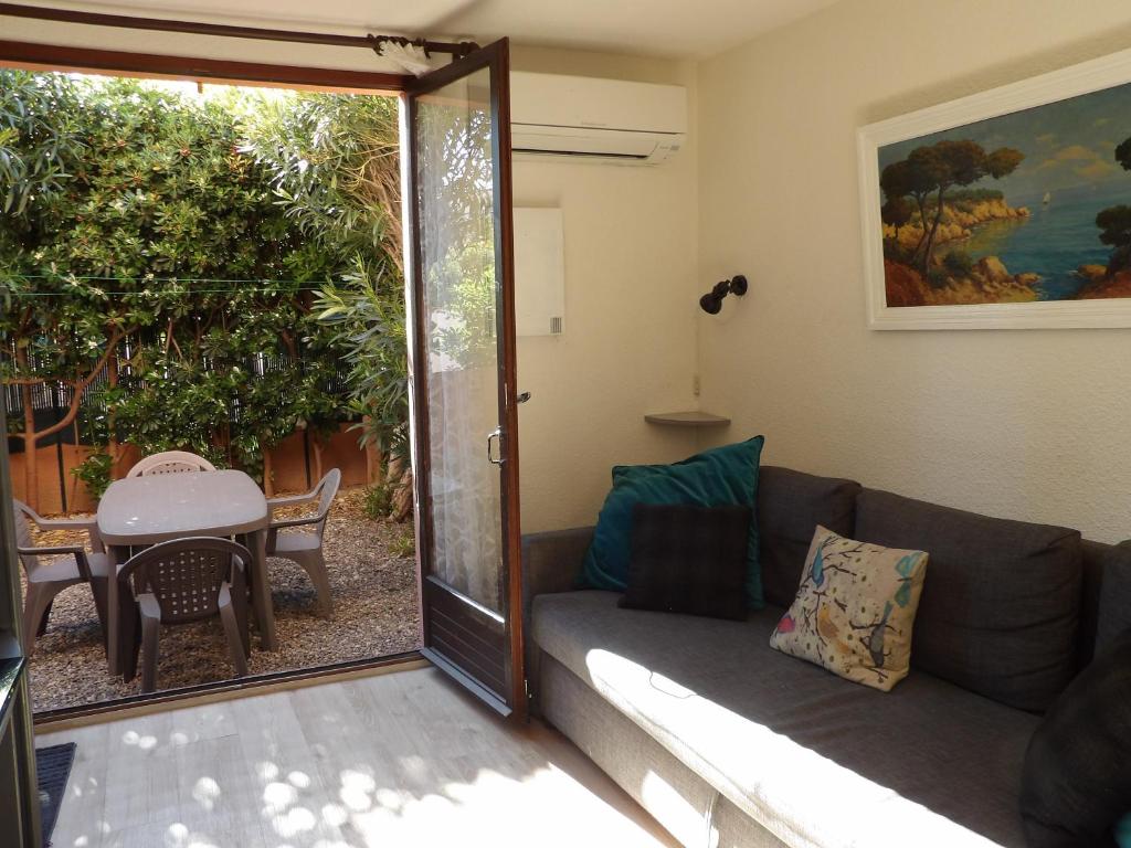 un salon avec un canapé et une table dans l'établissement St Cyprien maison 4 personnes 200m de la plage, à Saint-Cyprien