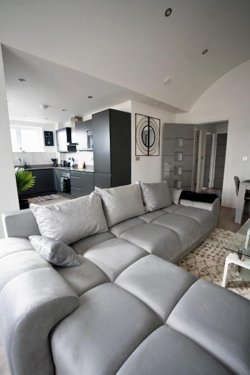 A seating area at Luxury 2 Bed Apartment in Town Centre - FREE WIFI!!