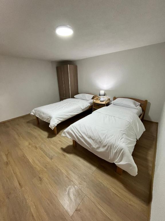 2 aparte bedden in een kamer met bij Apartman Zlatan in Sarajevo