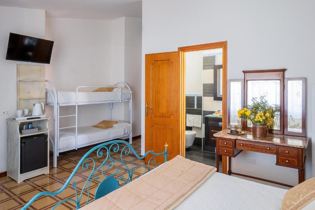 Postel nebo postele na pokoji v ubytování Hotel Su Barchile