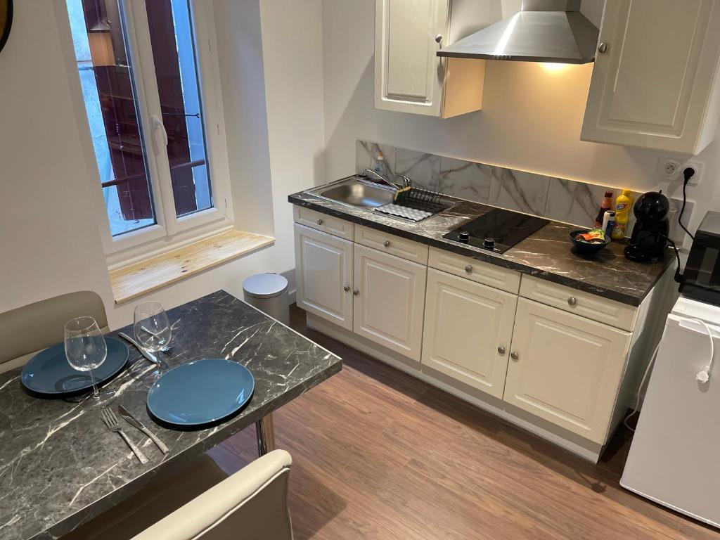 Kuchyň nebo kuchyňský kout v ubytování Les Appartements du Cep’t