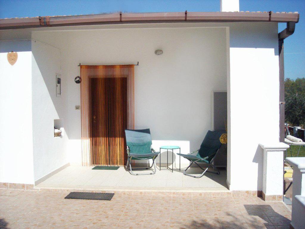 eine Terrasse mit 2 Stühlen und einem Tisch in der Unterkunft Casa Tonino in Pisticci