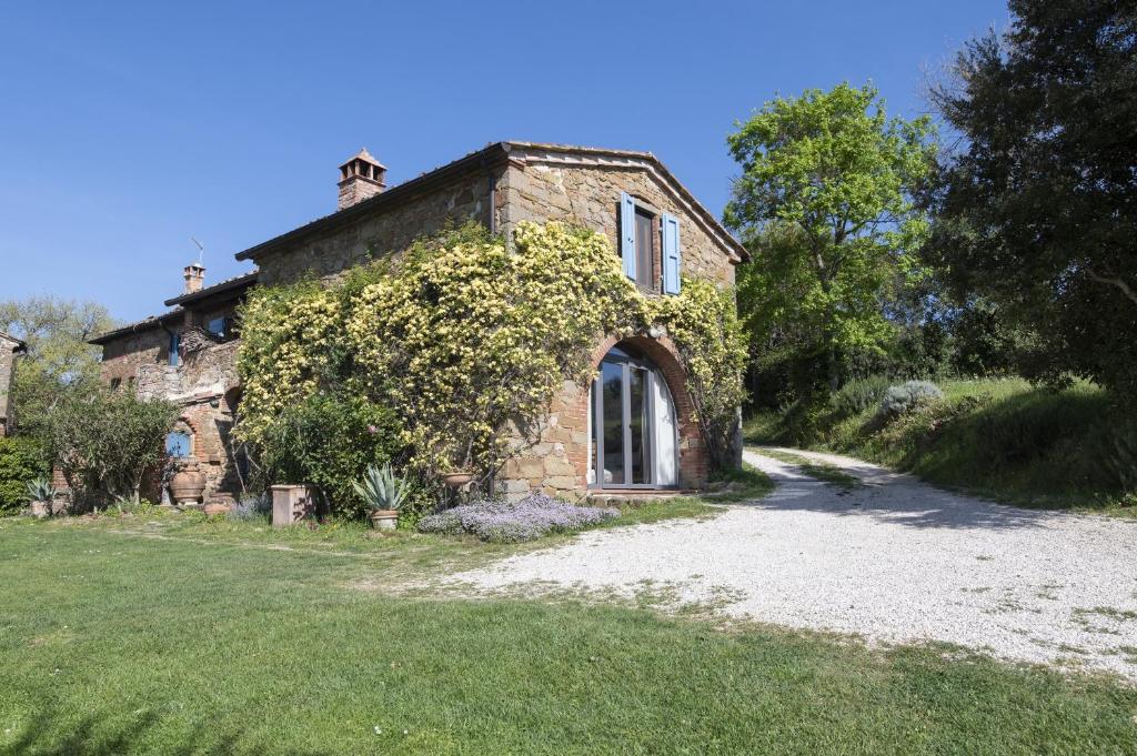 - une ancienne maison en pierre avec du lierre dans l'établissement Casa Alloro, à Sinalunga