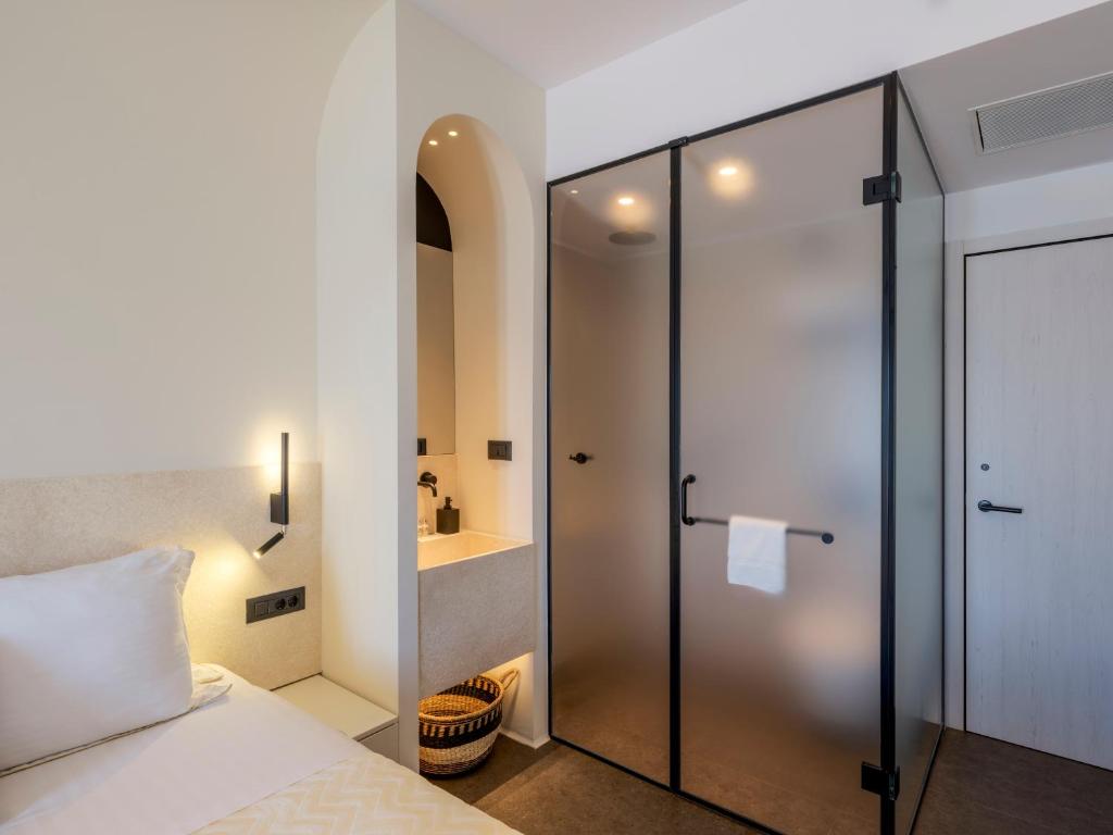 Llit o llits en una habitació de Yalos Hotel Sunset view Mykonos town private rooms