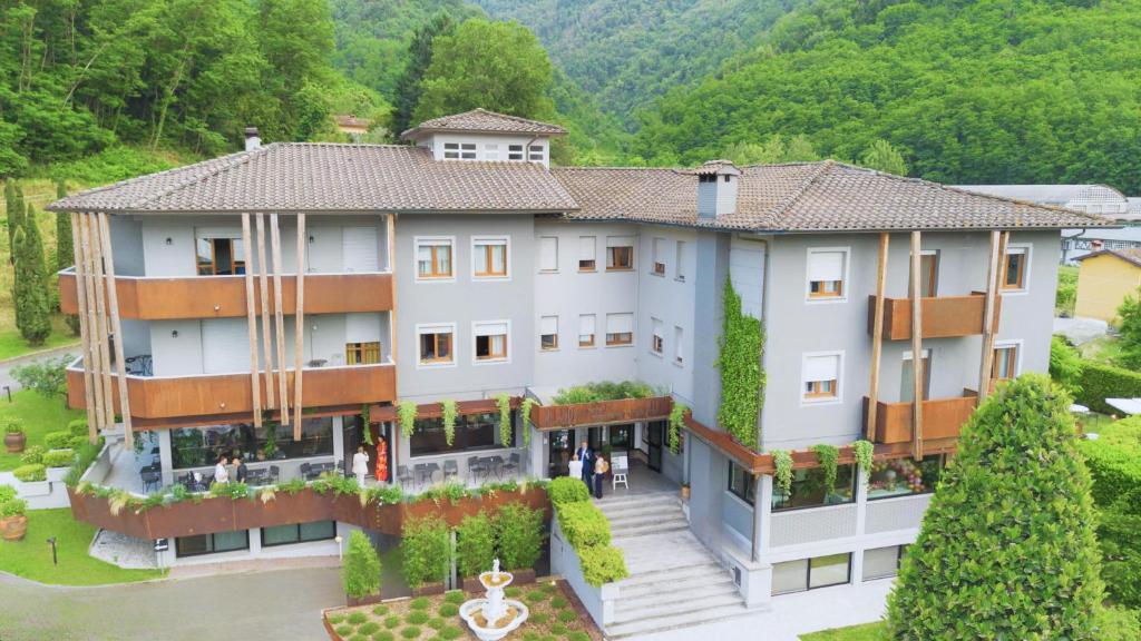 - une vue aérienne sur un grand bâtiment blanc dans l'établissement EcoHotel Ristorante Milano, à Borgo a Mozzano