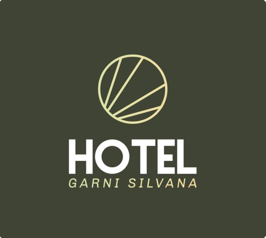 logotipo de un hotel con cancha de baloncesto en Hotel Garni Silvana en Sankt Peter-Ording