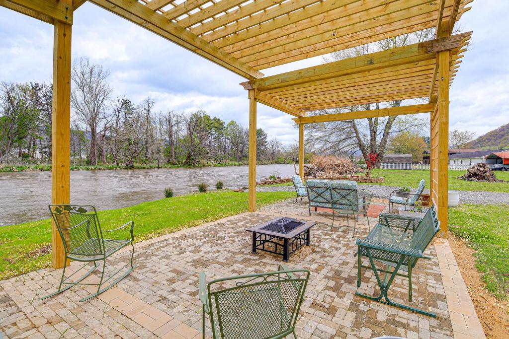 un patio con sillas, una mesa y una pérgola de madera en Riverfront Tennessee Retreat with Patio and Boat Ramp!, en Elizabethton