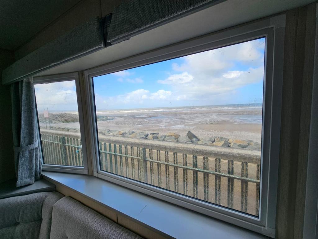 una ventana con vistas a la playa en Golden sands, en Rhyl