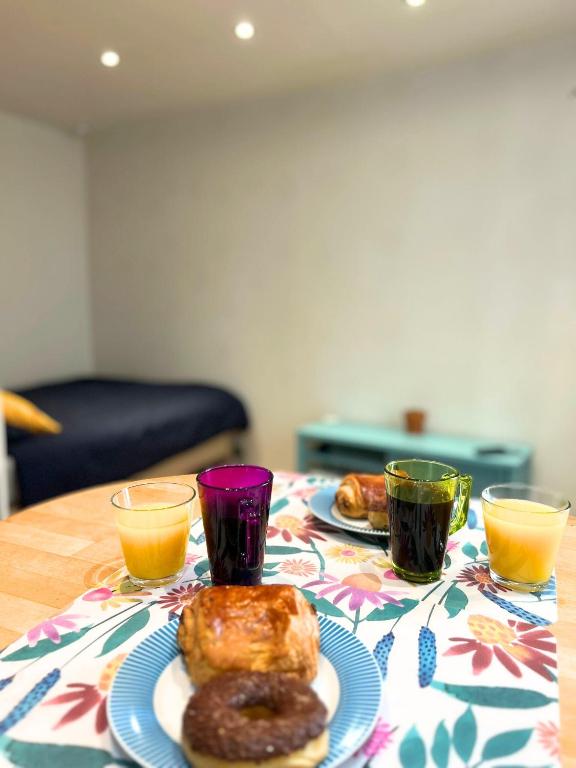 une table avec deux plaques de beignets et deux verres dans l'établissement Secret de Montreuil au Cœur de la Ville (Paris), à Montreuil