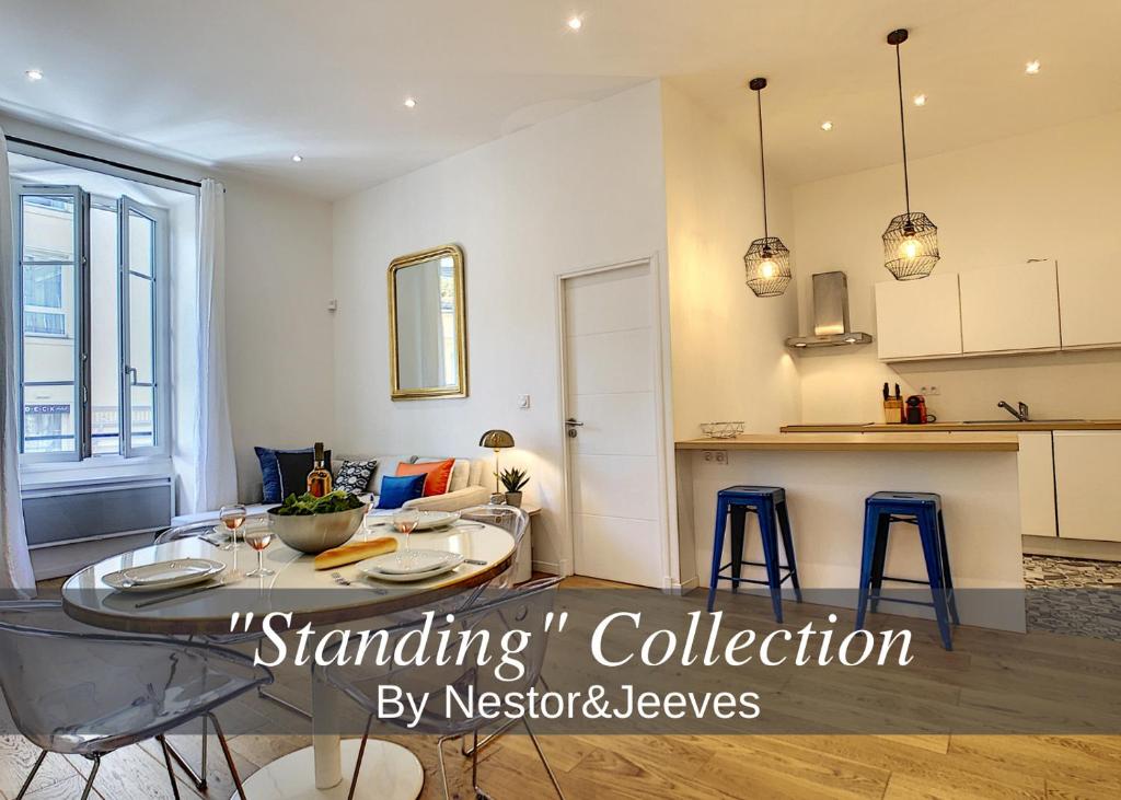 une cuisine et un salon avec une table et des chaises dans l'établissement Nestor&Jeeves - COZY MACCARANI - City Center, Close sea, à Nice