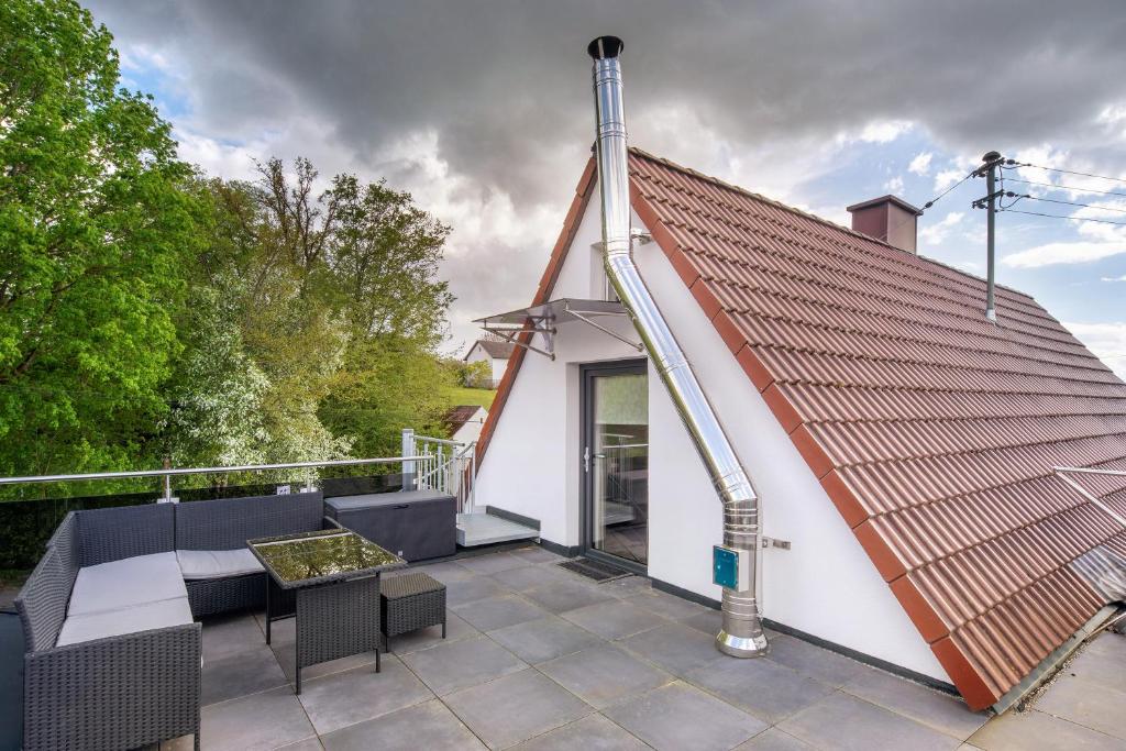 una casa con un tetto con un termometro sopra di Ferienwohnung Erhardt a Günzburg