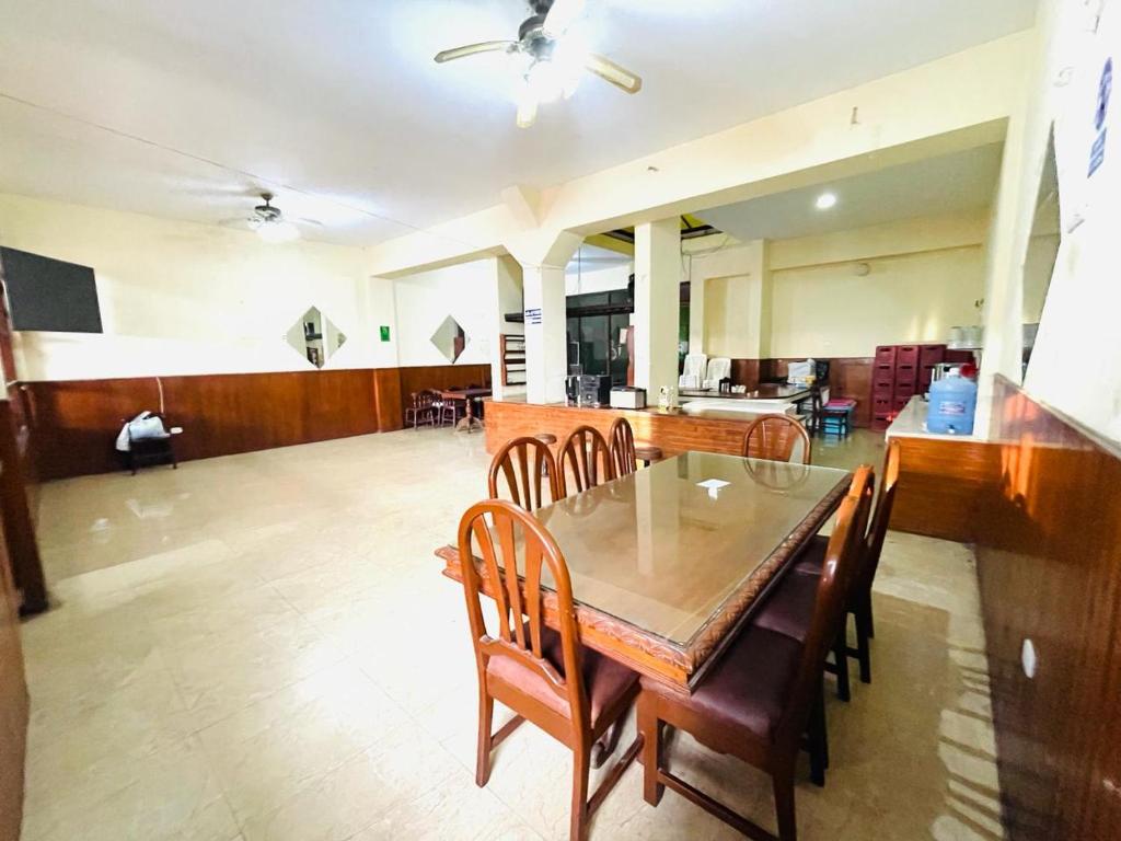 uma sala de jantar com uma mesa de madeira e cadeiras em HOSPEDAJE GRAN PAJATEN em Tarapoto