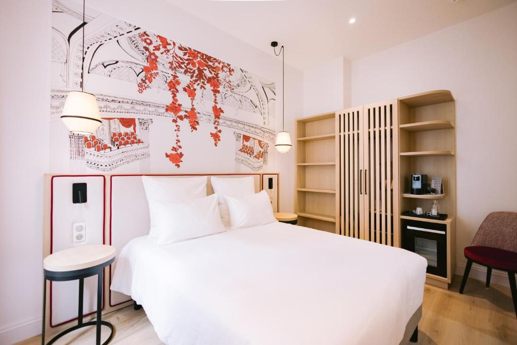 ボルドーにあるオテル マジェスティックのベッドルーム(大きな白いベッド1台、椅子付)