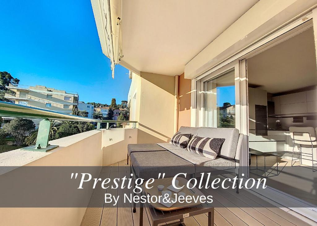 - un balcon avec un lit et une vue sur la ville dans l'établissement Nestor&Jeeves -PERLE DOREE - Terrace - Design, à Nice