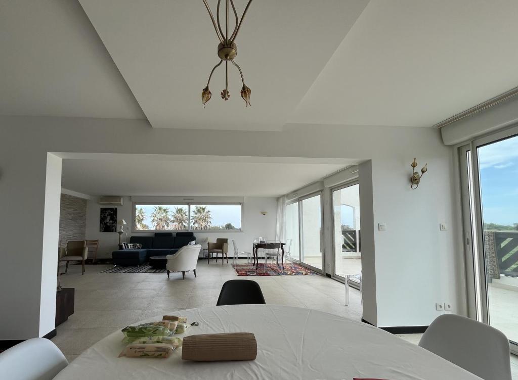une salle à manger et un salon avec une table et des chaises dans l'établissement St Cyprien - Marquard family, à Saint-Cyprien