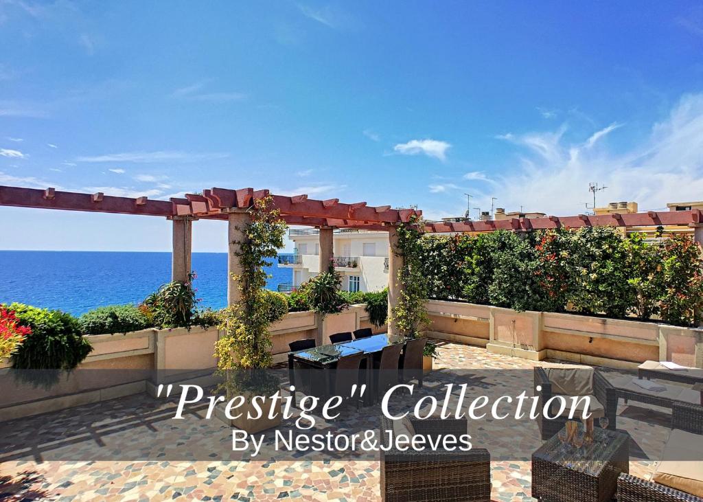 - une vue sur l'océan depuis le balcon d'un complexe dans l'établissement Nestor&Jeeves - SEA VIEW TERRACE PENTHOUSE - Exceptional terrace - Top floor, à Nice