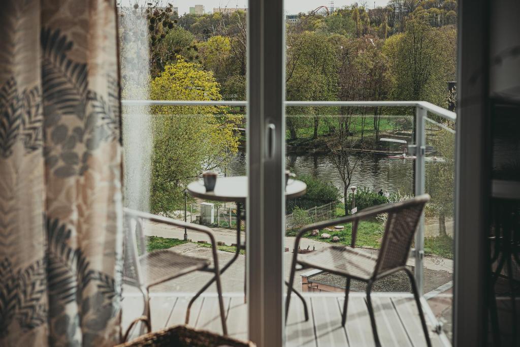 uma vista a partir de uma janela de um pátio com uma mesa e cadeiras em 2HomeRent Apartamenty Urocza 10 em Bydgoszcz