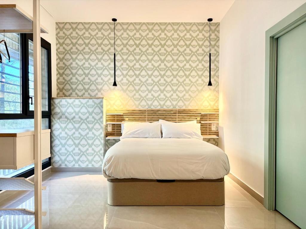 1 dormitorio con 1 cama grande en una habitación en Gulliver Suites Valencia, en Valencia