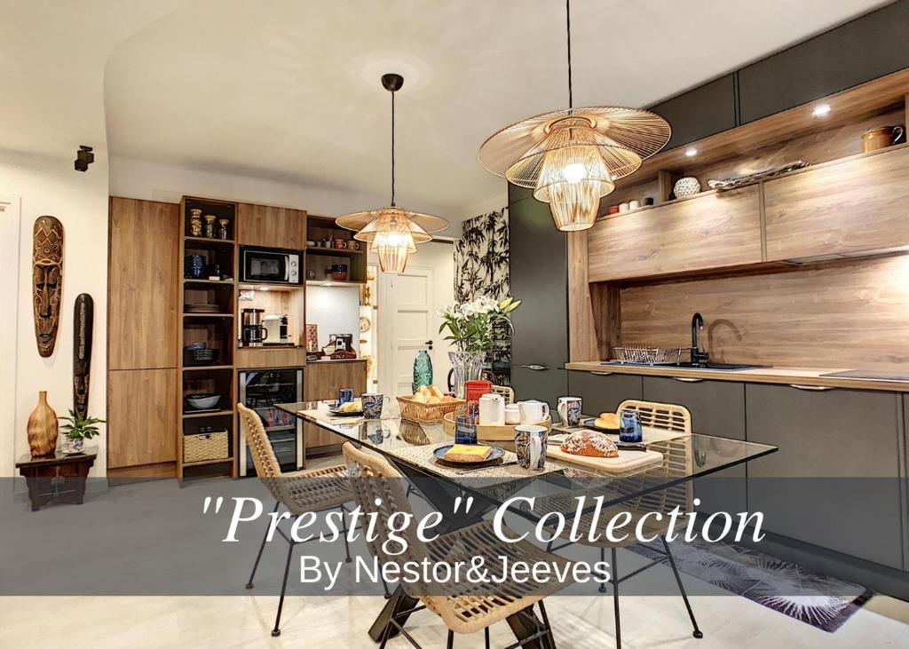 une cuisine avec une table et des chaises dans une pièce dans l'établissement Nestor&Jeeves - LOU FRANCESCAN - Old Town - Close sea - Place St Francois, à Nice