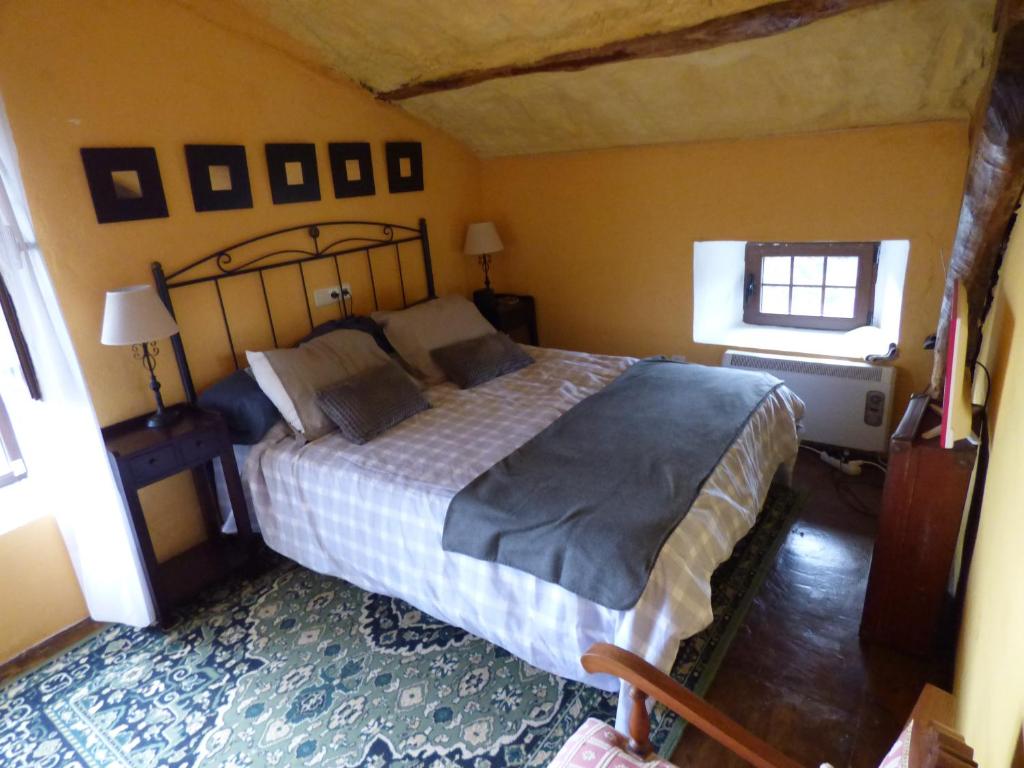Casa Leandro : غرفة نوم بسرير ونافذة
