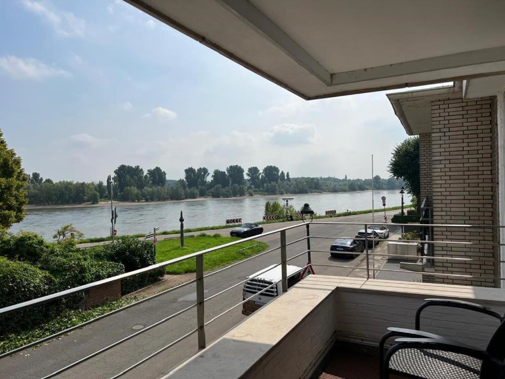 einen Balkon mit Flussblick in der Unterkunft Villa Düsseldorf in Düsseldorf