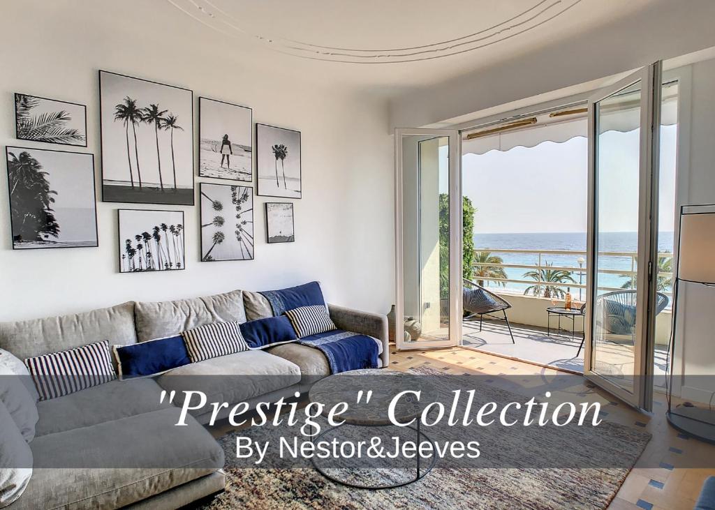 ein Wohnzimmer mit einem Sofa und Meerblick in der Unterkunft Nestor&Jeeves - BLUE PROMENADE - Sea front - Central - Luxe in Nizza