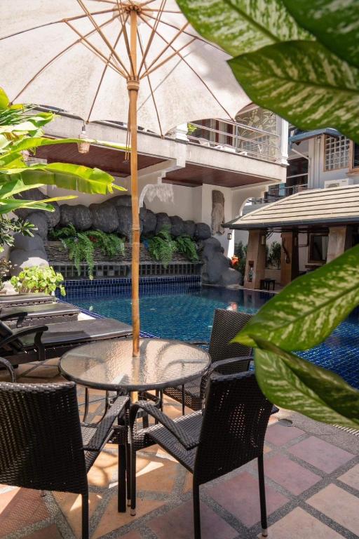 Bazén v ubytování Talay Naiharn Hotel nebo v jeho okolí