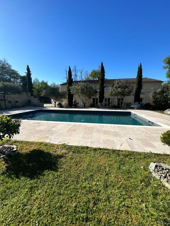 - une piscine au milieu d'une cour dans l'établissement La villa bella, à Abzac