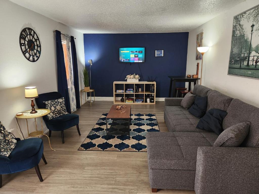 a living room with a couch and a tv at Centauri Vacation Rentals Beautiful 2-bedroom condo, near all Orlando attractions, free parking & Wi-Fi, King bed in Orlando