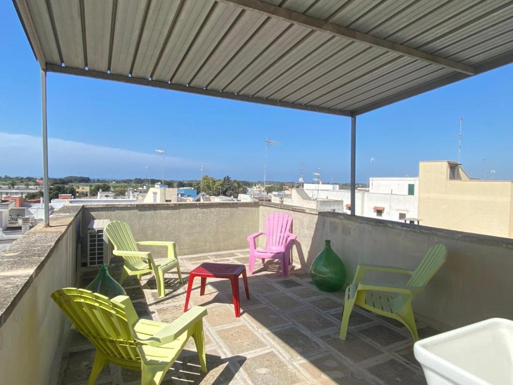 een groep kleurrijke stoelen op een dak bij Casa Vacanze Lucie - Apulia Home in Sannicola