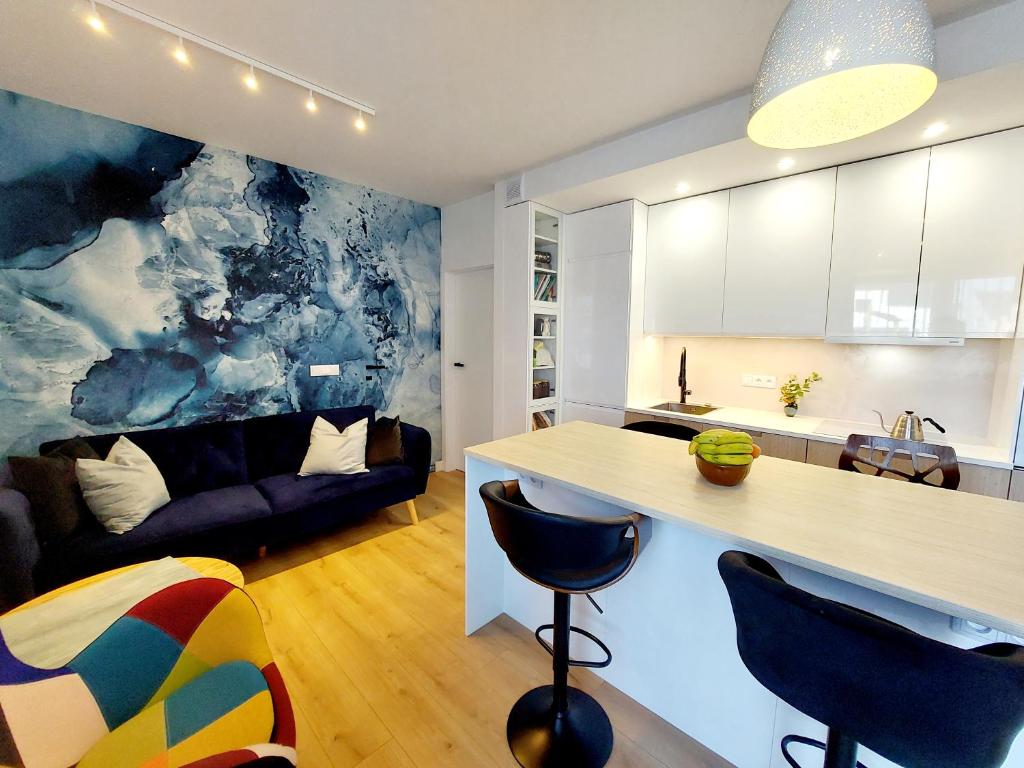 Majoituspaikan Luxury modern new apartment with garden Siechnice keittiö tai keittotila