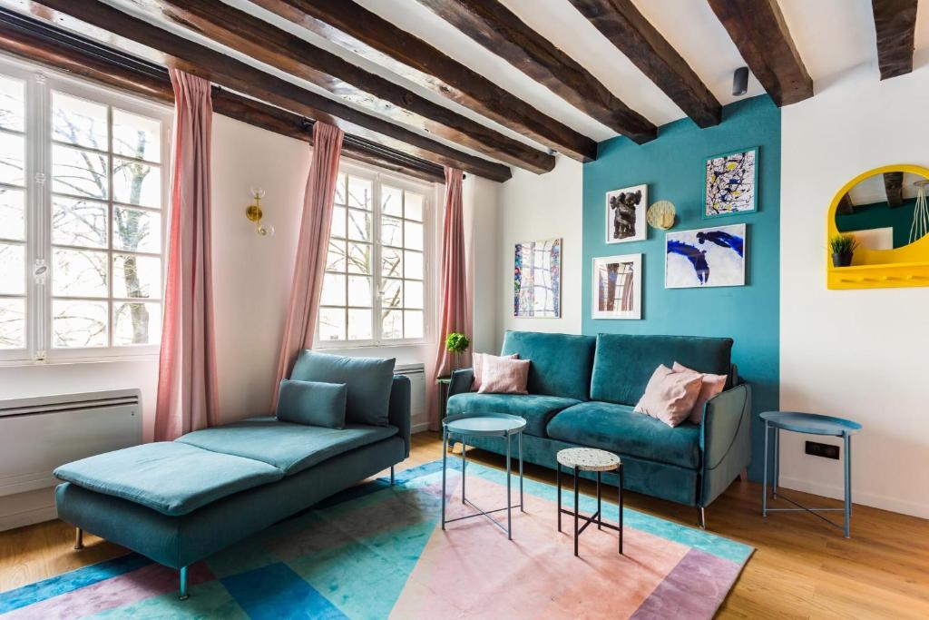 a living room with a couch and a table at Central Apartment - Shopping at your Doorstep in Paris