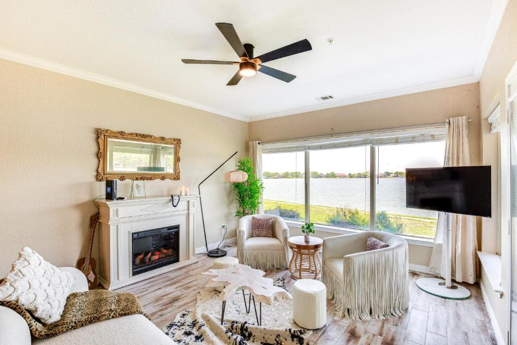 TV a/nebo společenská místnost v ubytování Lakefront Corsicana Condo with Pool Access!