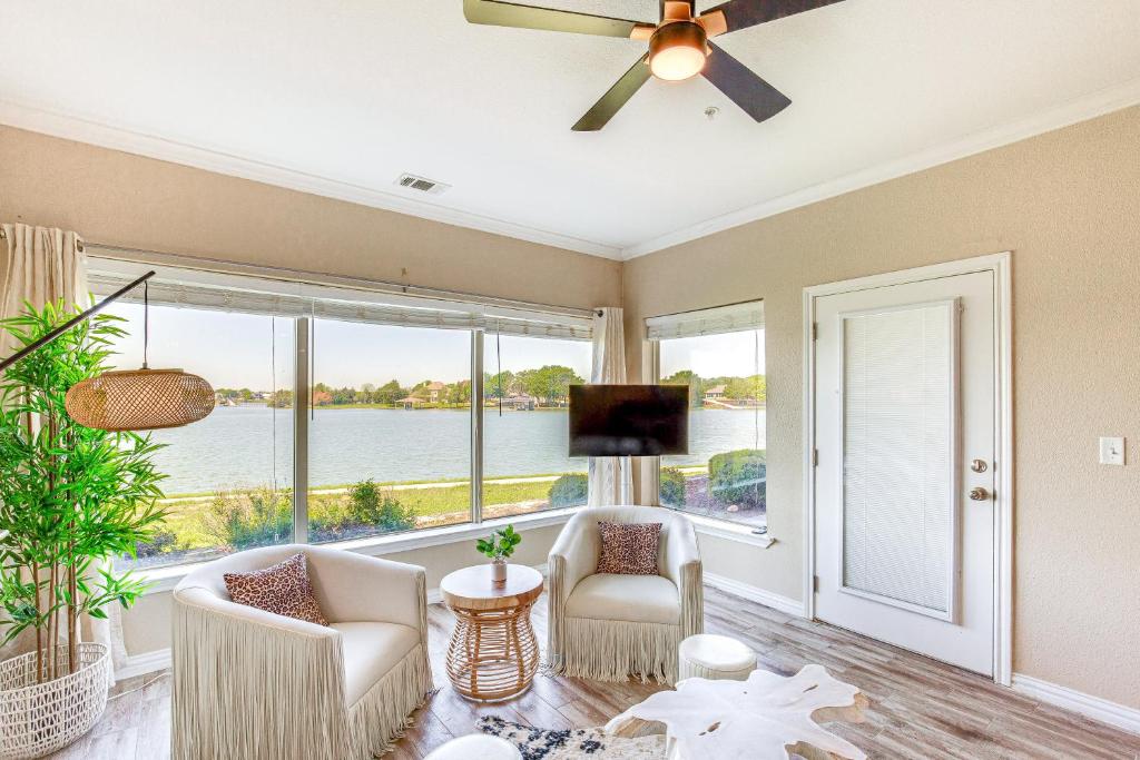 TV a/nebo společenská místnost v ubytování Lakefront Corsicana Condo with Pool Access!