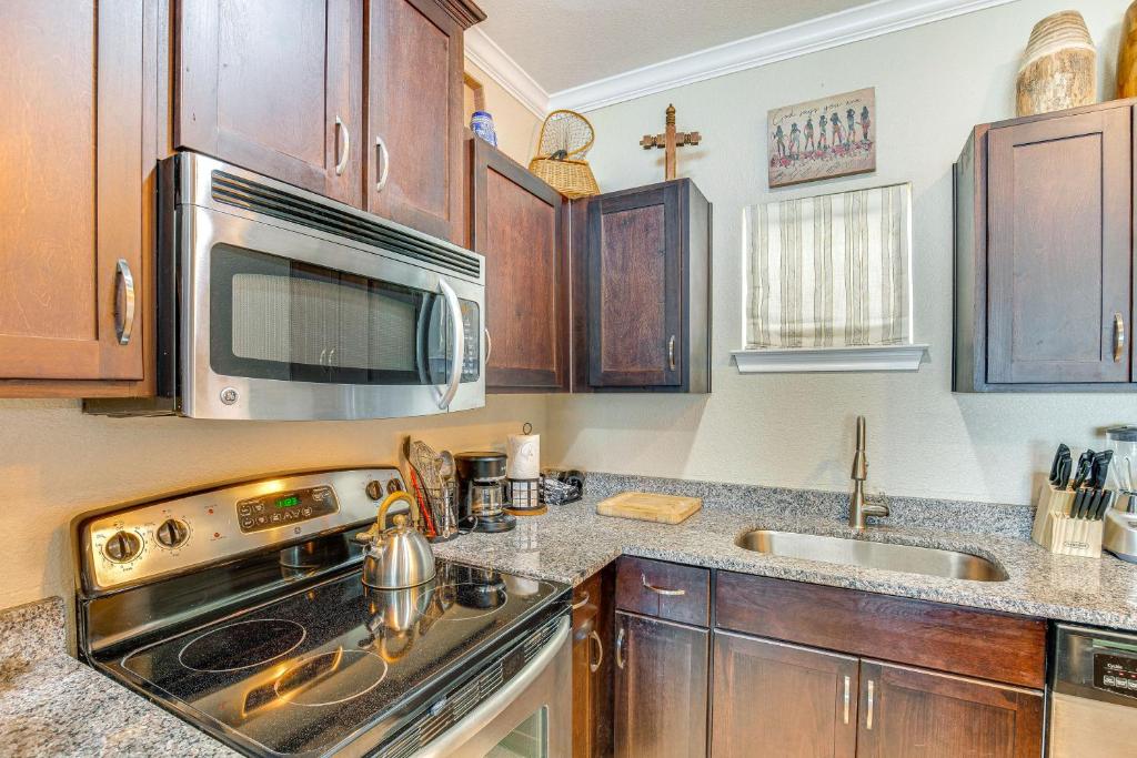 Kuchyň nebo kuchyňský kout v ubytování Lakefront Corsicana Condo with Pool Access!