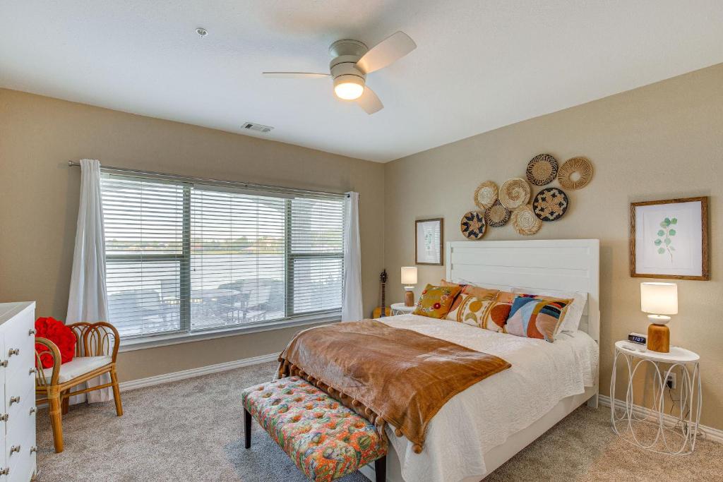Postel nebo postele na pokoji v ubytování Lakefront Corsicana Condo with Pool Access!