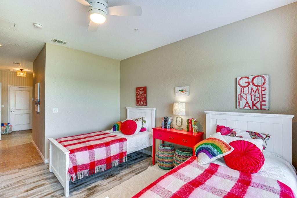Postel nebo postele na pokoji v ubytování Lakefront Corsicana Condo with Pool Access!