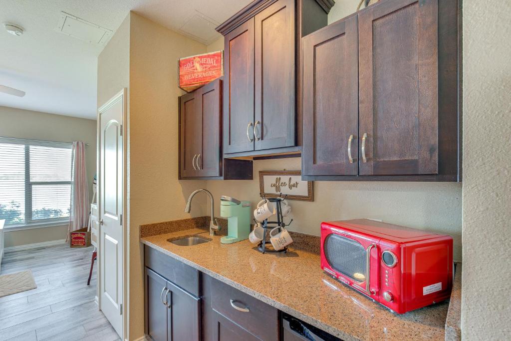 Kuchyň nebo kuchyňský kout v ubytování Lakefront Corsicana Condo with Pool Access!