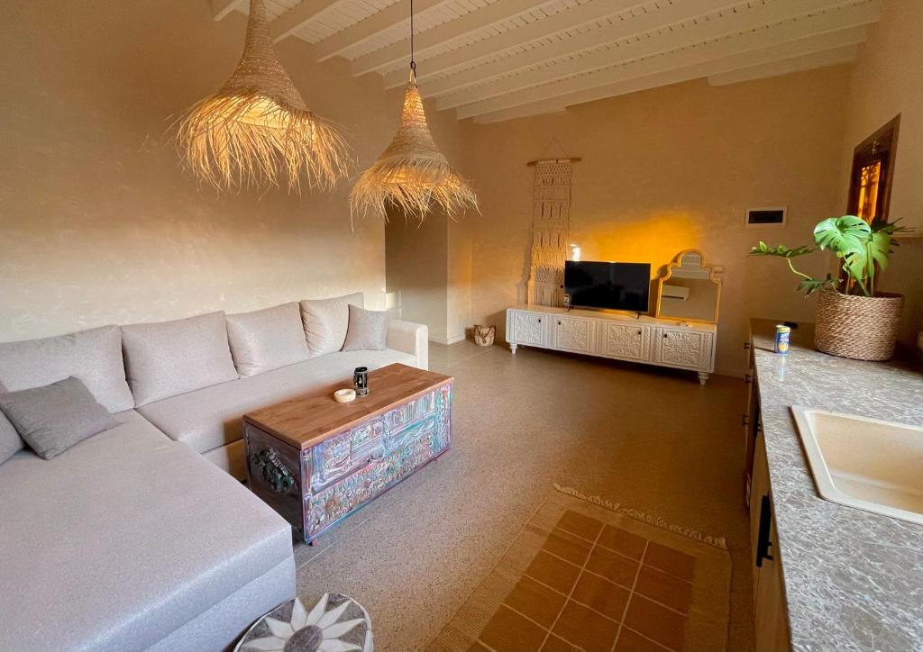 uma sala de estar com um sofá e uma televisão em Mannam apartment boho em Dahab