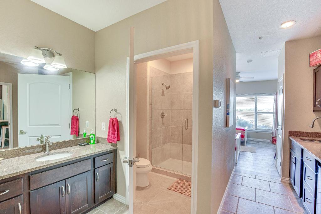 Koupelna v ubytování Lakefront Corsicana Condo with Pool Access!