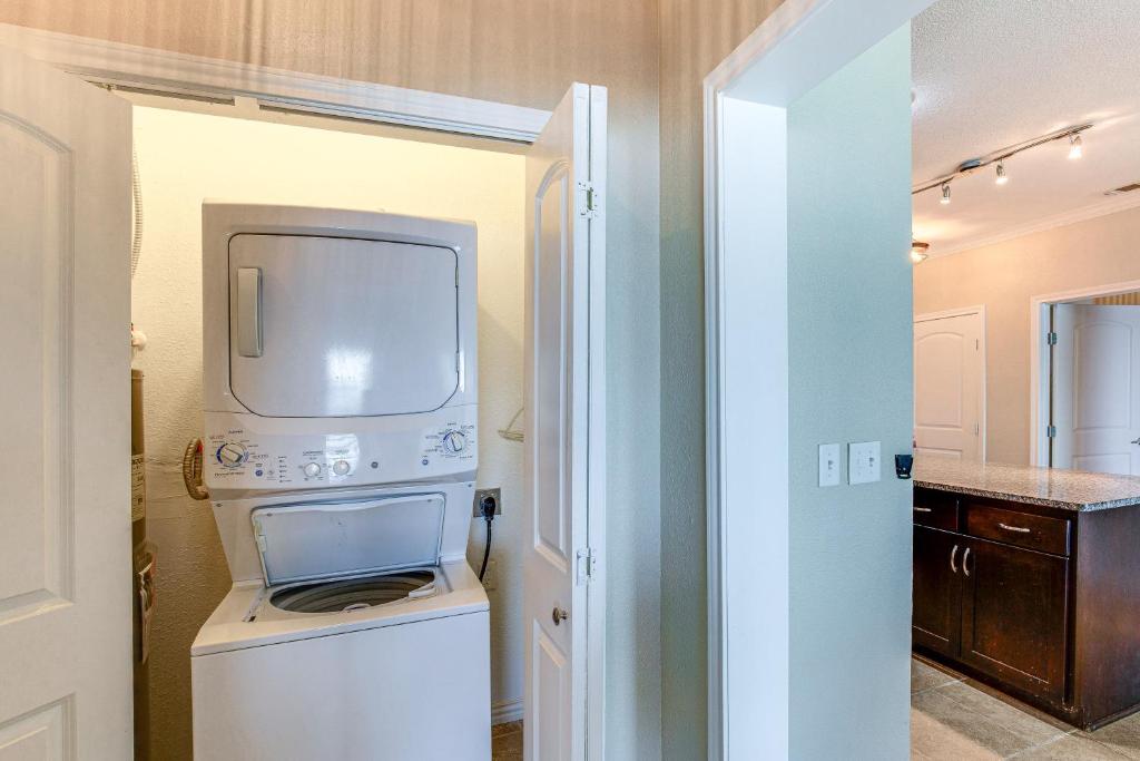 Fotografie z fotogalerie ubytování Lakefront Corsicana Condo with Pool Access! v destinaci Corsicana