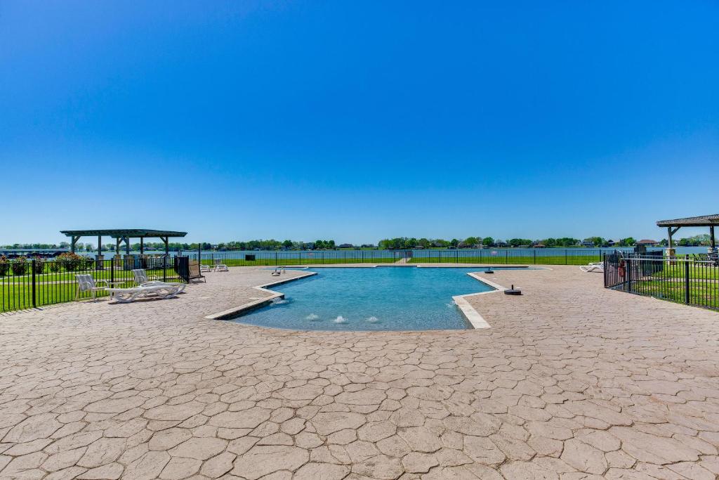 Bazén v ubytování Lakefront Corsicana Condo with Pool Access! nebo v jeho okolí