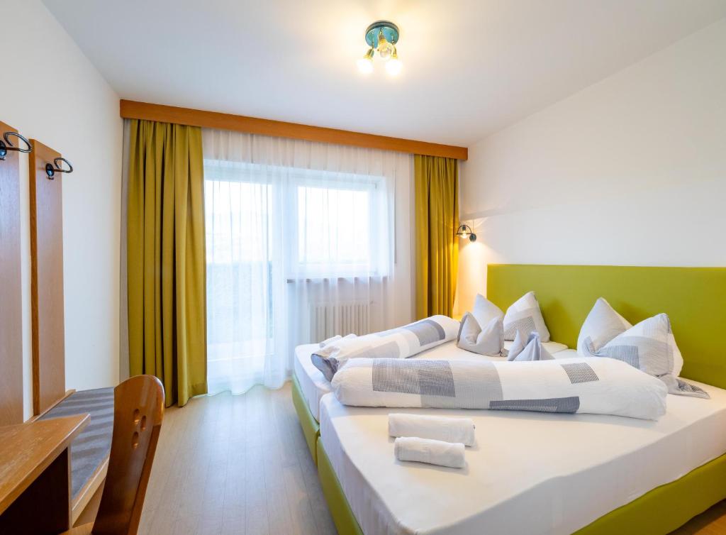 Postel nebo postele na pokoji v ubytování Hotel Weinberg